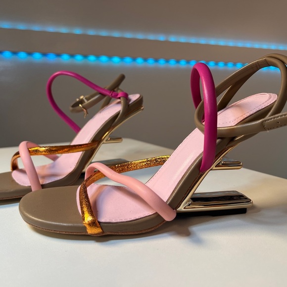 Noctis Caelum Strappy Multicolor Sandal with Gold Metallic Heel size 7 - Picture 2 of 5